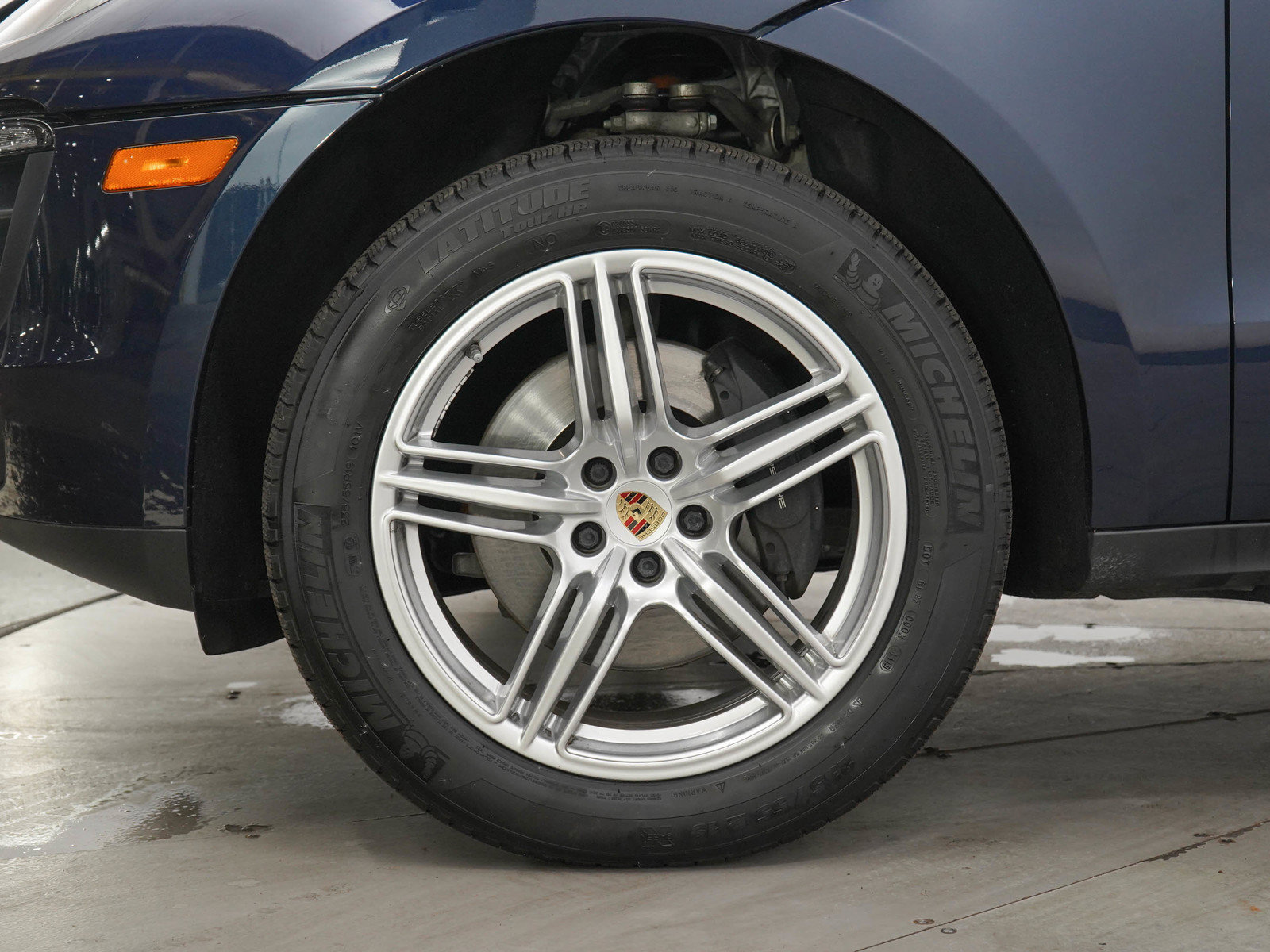 Used 2018 Porsche Macan AWD/4WD image 32