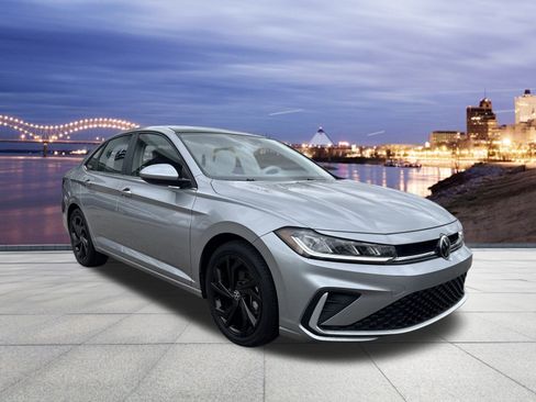 Certified 2025 Volkswagen Jetta SE w/ Sunroof Package image 4