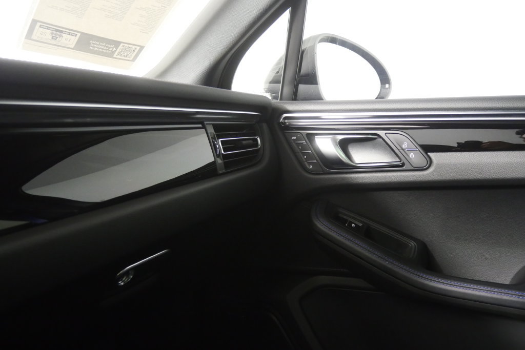 Used 2024 Porsche Macan AWD/4WD image 27