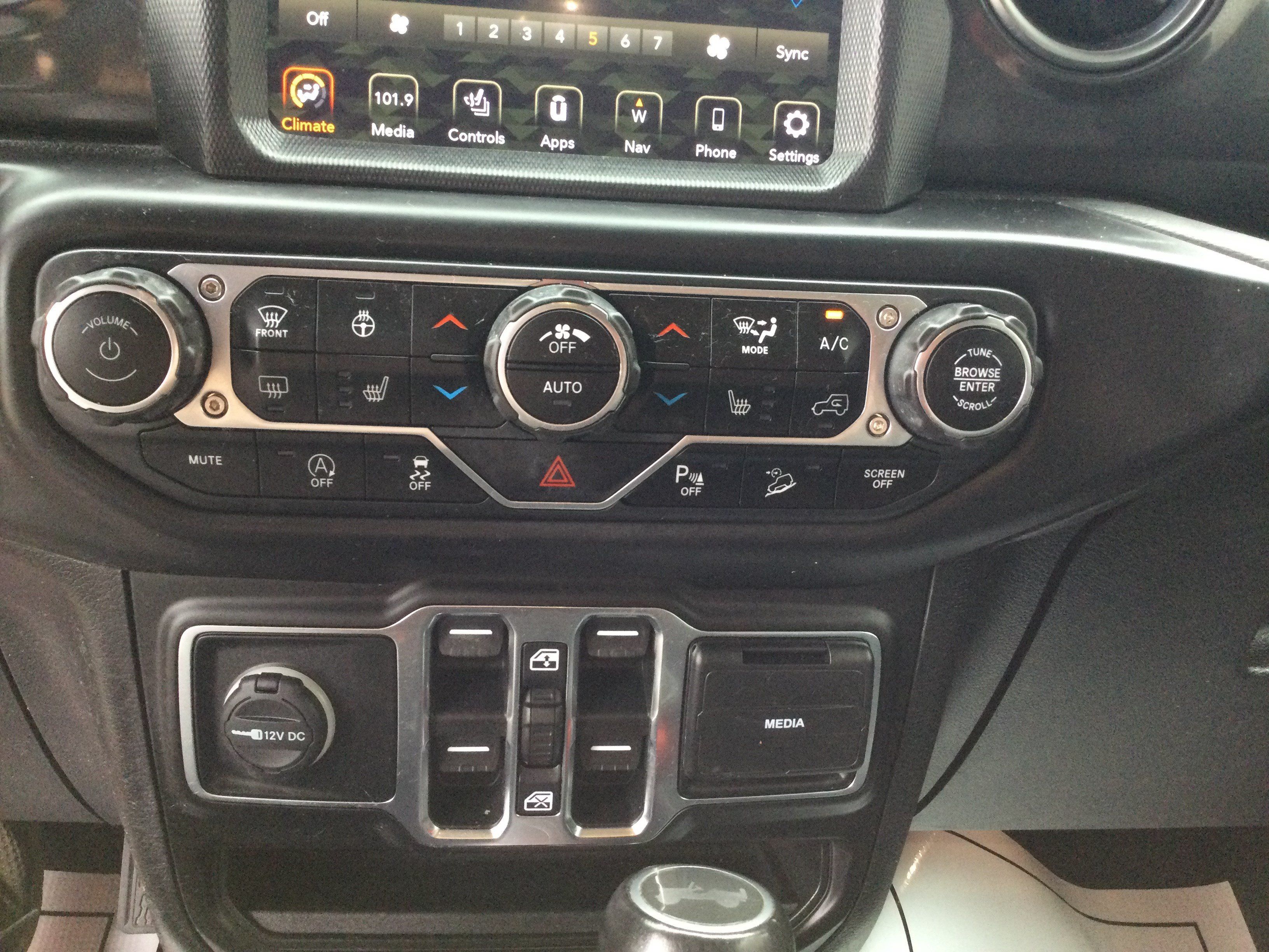 Used 2020 Jeep Wrangler Unlimited Sahara AWD/4WD image 13