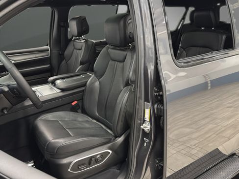 Used 2024 Jeep Wagoneer L Series II w/ Convenience Group I AWD/4WD image 9