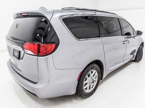 Used 2020 Chrysler Pacifica Touring-L image 7