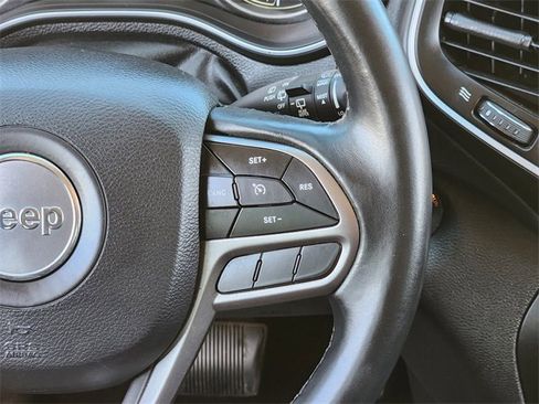 Used 2019 Jeep Cherokee Latitude Plus image 28