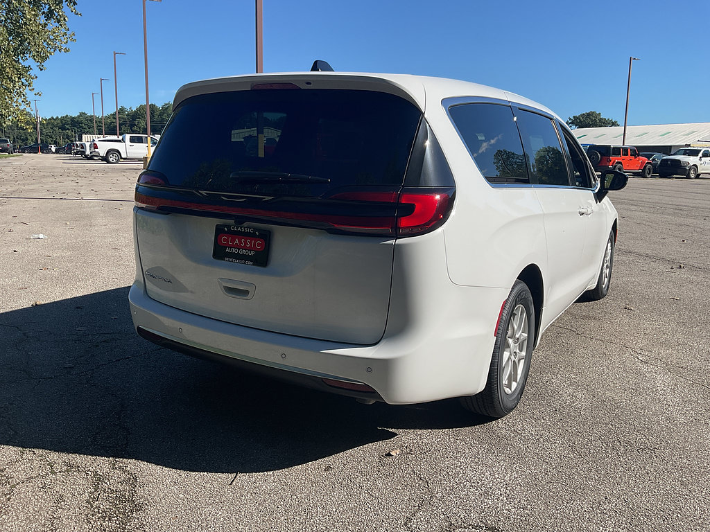 New 2027 Chrysler Pacifica Select FWD image 5