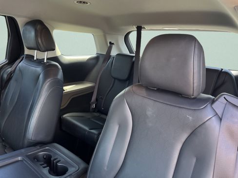 Used 2025 Kia Carnival FWD image 22