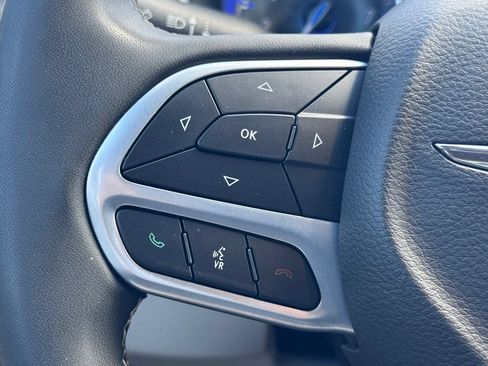 Used 2023 Chrysler Pacifica Touring-L FWD image 8