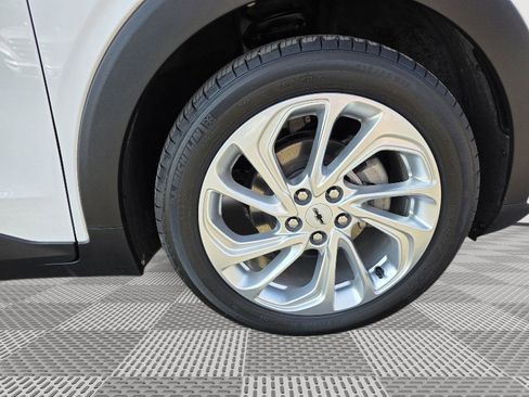 Used 2022 Chevrolet Bolt EUV LT w/ Comfort Package image 24