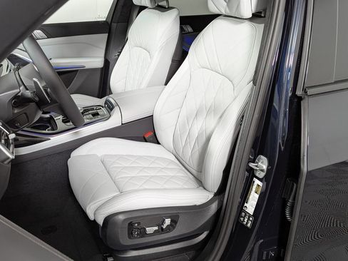 New 2026 BMW X7 xDrive40i AWD/4WD image 16