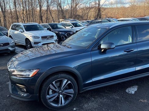 Used 2025 Volvo V60 B5 Cross Country Plus image 4
