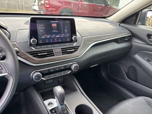 Used 2025 Nissan Altima 2.5 SV FWD image 29