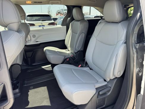 Used 2025 Toyota Sienna XLE FWD image 25