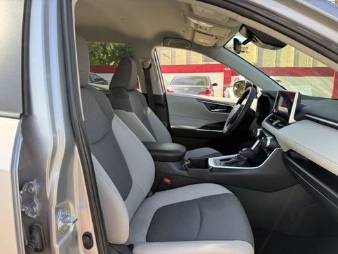Used 2025 Toyota RAV4 XLE FWD image 29