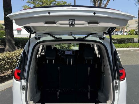 Used 2023 Chrysler Pacifica Touring-L image 70