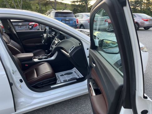 Used 2017 Acura TLX image 9