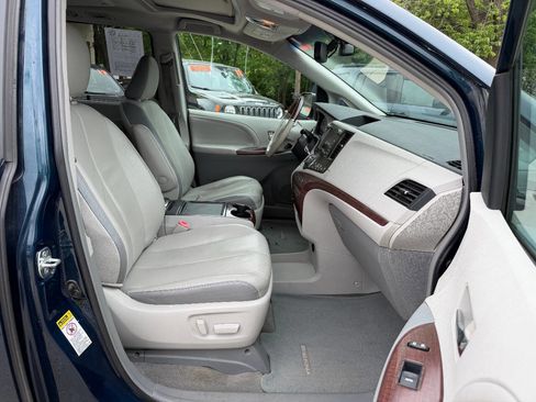 Used 2012 Toyota Sienna Limited w/ Premium Pkg FWD image 10