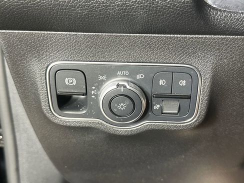 Used 2023 Mercedes-Benz GLB 250 image 32