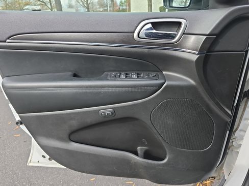 Used 2018 Jeep Grand Cherokee Limited image 26