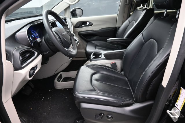 Used 2024 Chrysler Pacifica Limited FWD image 12