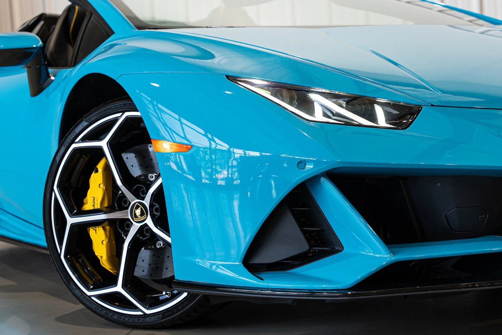Used 2020 Lamborghini Huracan EVO AWD/4WD image 2