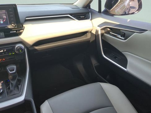 Used 2022 Toyota RAV4 XLE Premium image 20