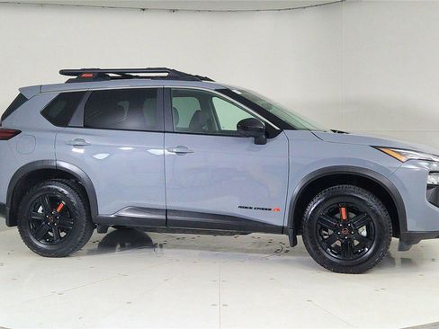 Used 2025 Nissan Rogue SV image 8