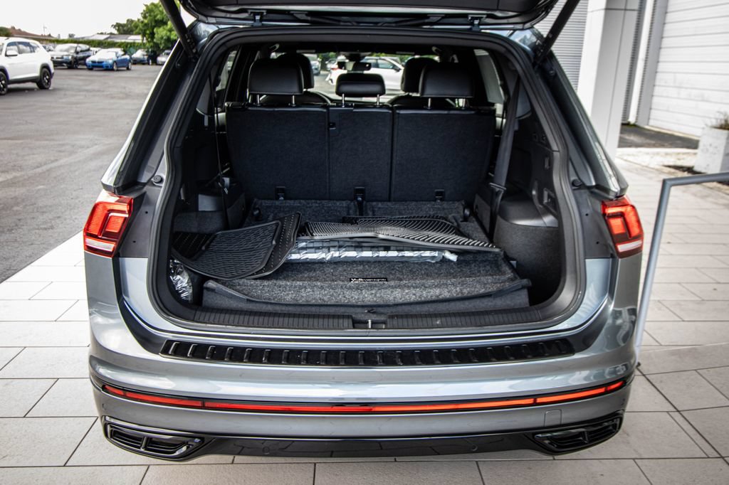 Certified 2024 Volkswagen Tiguan SE R-Line FWD image 18