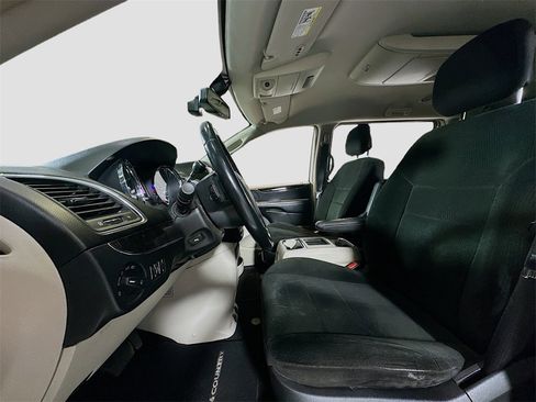 Used 2012 Chrysler Town & Country Touring image 20