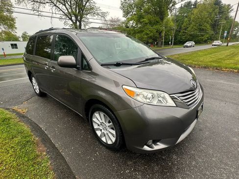 Used 2015 Toyota Sienna XLE AWD/4WD image 3