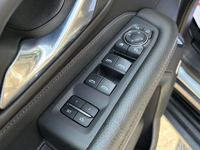 Used 2023 GMC Yukon XL Denali AWD/4WD image 11