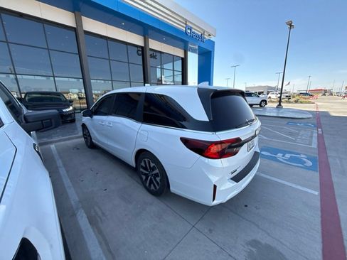 Used 2025 Honda Odyssey EX-L image 3