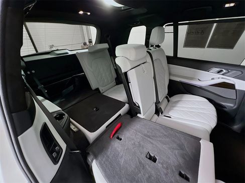 Used 2024 BMW X7 xDrive40i image 27