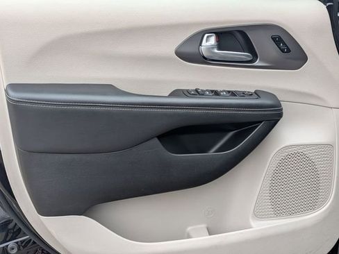 Certified 2024 Chrysler Pacifica Touring-L image 14