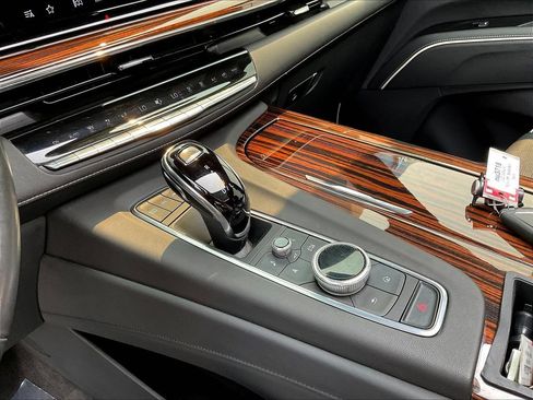 Used 2022 Cadillac Escalade Premium Luxury AWD/4WD image 17