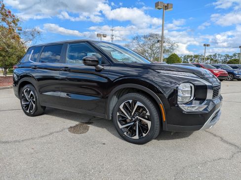 Used 2024 Mitsubishi Outlander SE image 2