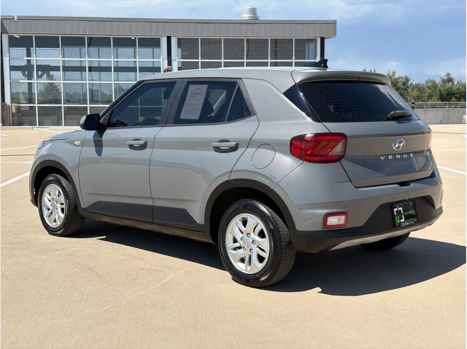 Used 2022 Hyundai Venue SE FWD image 6