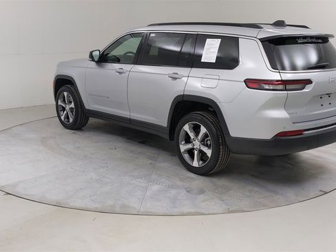 Used 2025 Jeep Grand Cherokee L Limited image 17