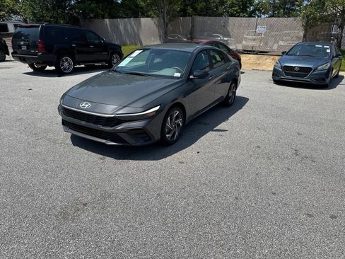 Certified 2025 Hyundai Elantra Sport FWD image 1