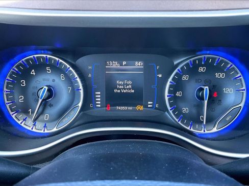 Used 2019 Chrysler Pacifica Touring-L image 20