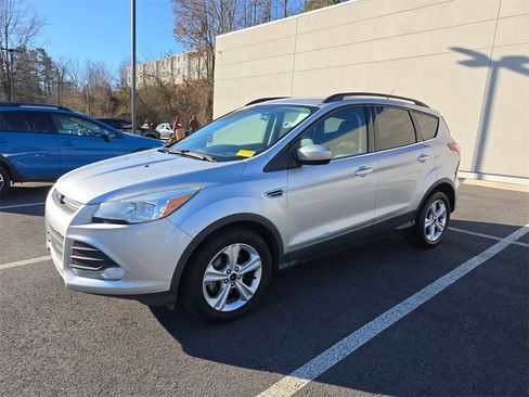 Used 2016 Ford Escape SE w/ Equipment Group 201A image 4