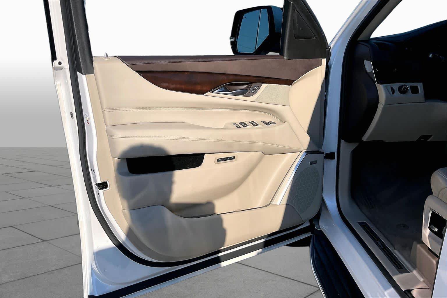 Used 2017 Cadillac Escalade Luxury RWD image 21