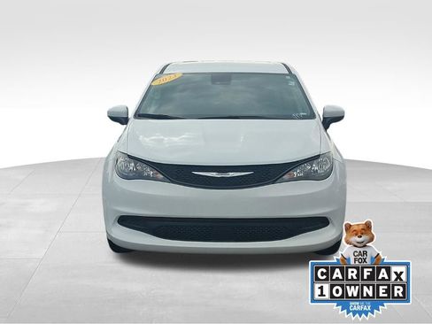 Used 2023 Chrysler Voyager LX image 2