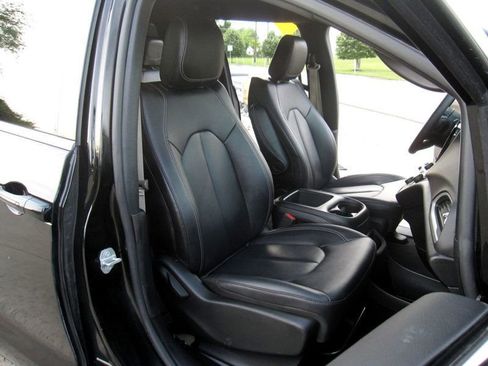Used 2025 Chrysler Pacifica Select FWD image 21