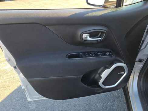 Used 2021 Jeep Renegade Latitude w/ Luxury Group I image 22