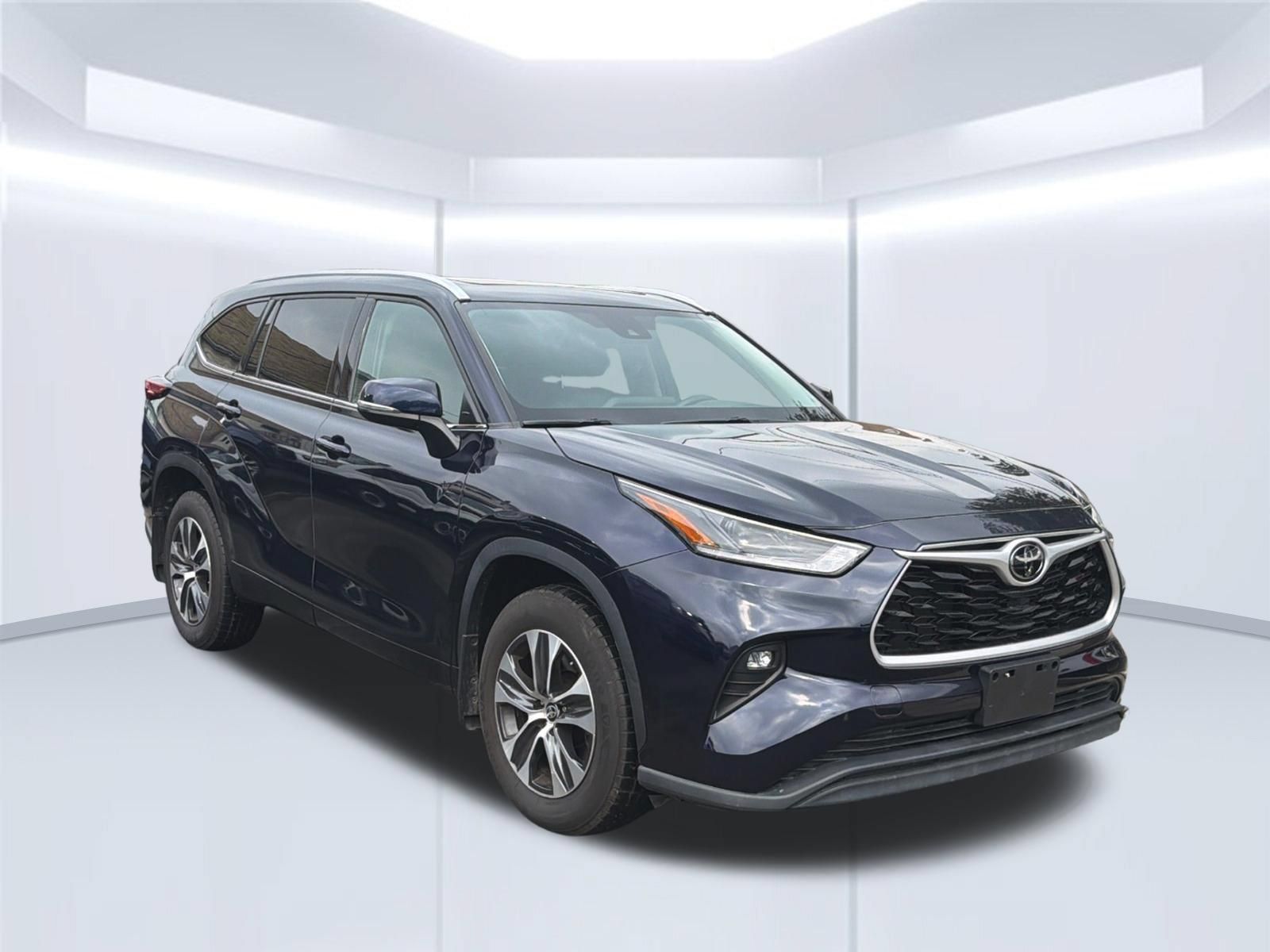 Used 2021 Toyota Highlander XLE AWD/4WD image 2