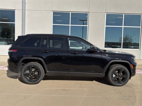 New 2025 Jeep Grand Cherokee Limited w/ Black Appearance Package image 4