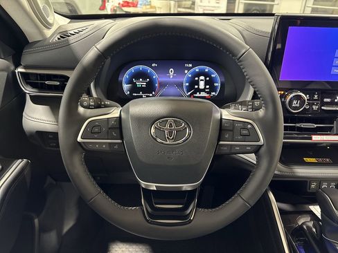 New 2026 Toyota Highlander Limited image 14