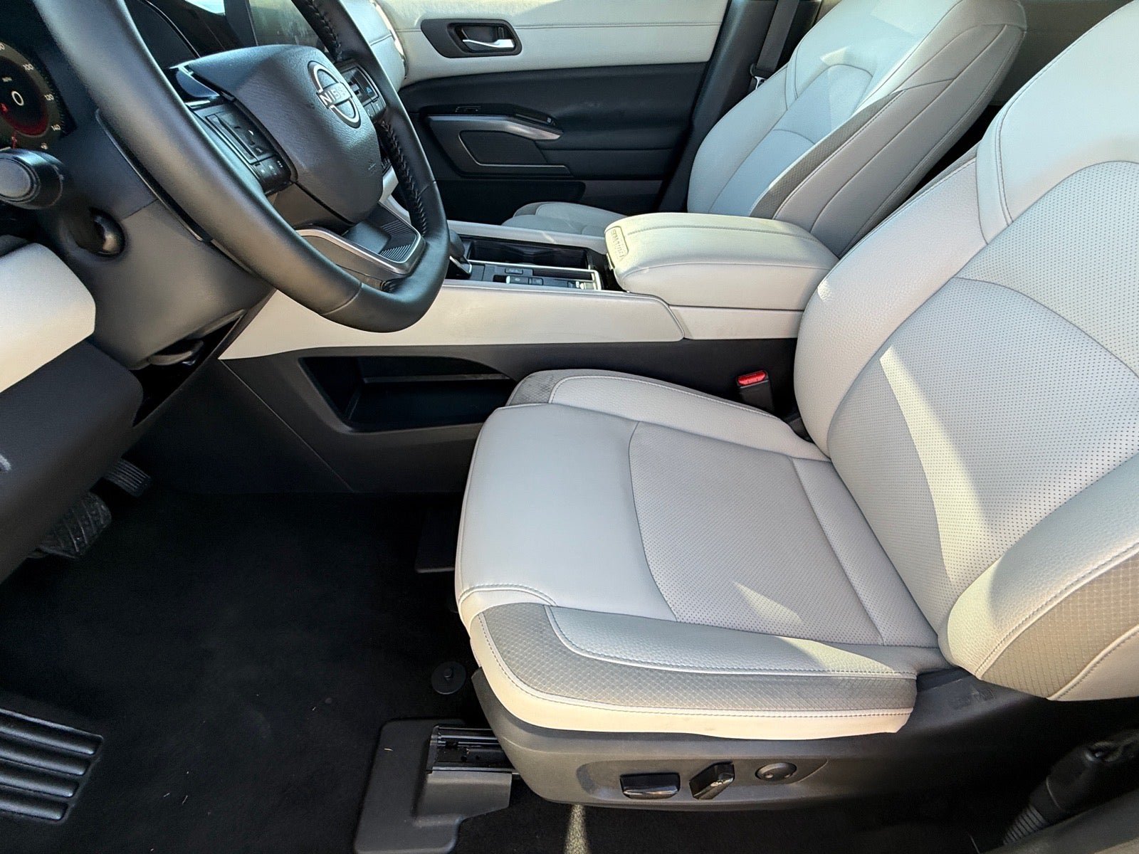 Used 2026 Nissan Pathfinder SL FWD image 12