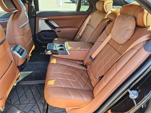 Used 2024 BMW i7 xDrive60 image 21