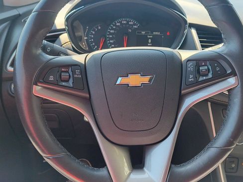 Used 2022 Chevrolet Trax LT w/ LT Convenience Package AWD/4WD image 16
