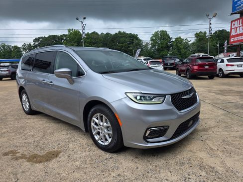 Used 2021 Chrysler Pacifica Touring-L FWD image 3